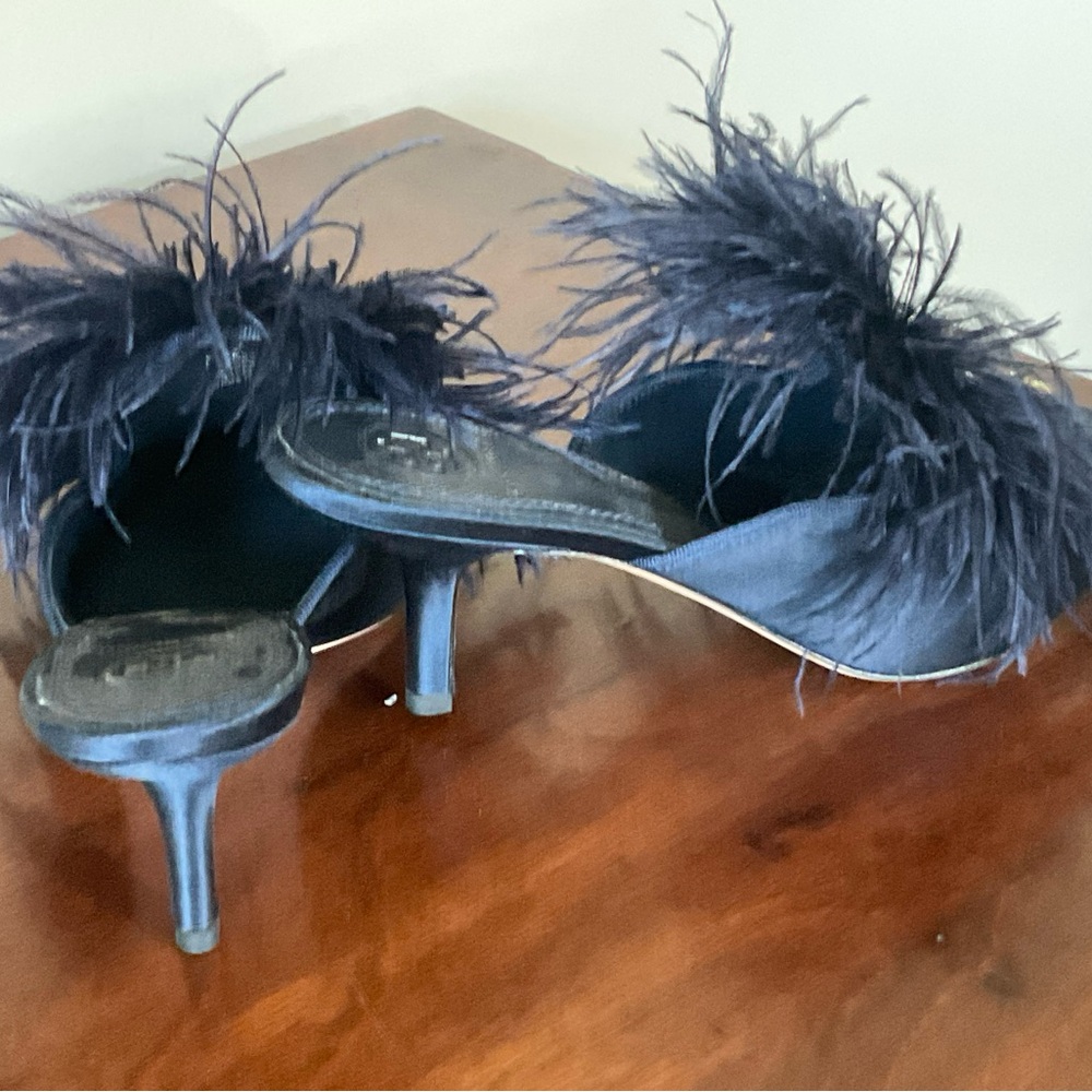 Elegant Navy Tory Burch Feathered Embellished Silk Mule Heels, size 8 - Picture 2 of 4